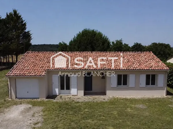 Pavillon plain-pied, quatre chambres, salle de bain, garage, jardin.