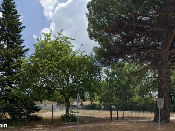 Terrain à bâtir de 530 m² à SAINT-JEAN-D'ILLAC (33)