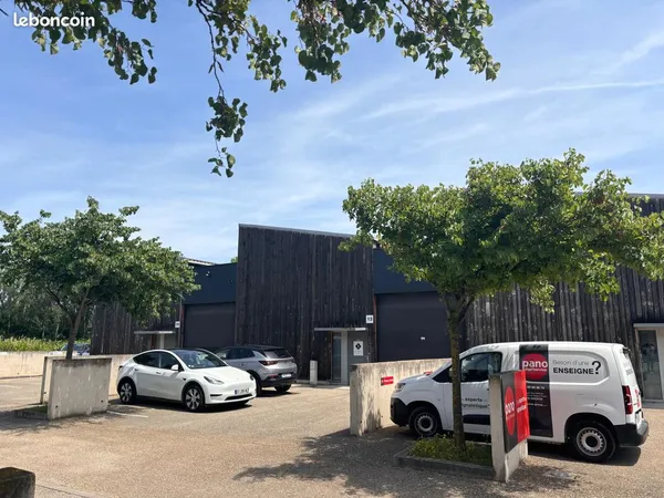 Local d'activités / Entrepôt, 212 M²