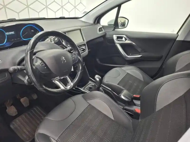 Peugeot 2008 1.2 puretech 110ch s&amp;s bvm5 — photo 36