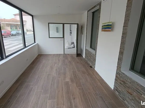 Tres forte visibilite - locaux commerciaux de 98 m²