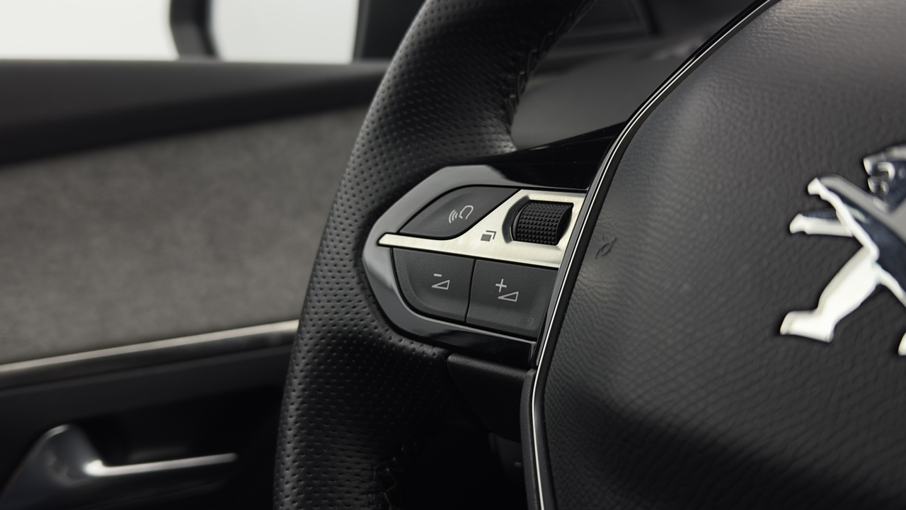 Peugeot 3008 Hybrid 225 e-EAT8 — photo 13