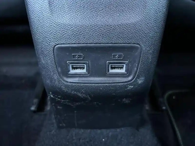Peugeot 2008 e- 136ch gt line — photo 10