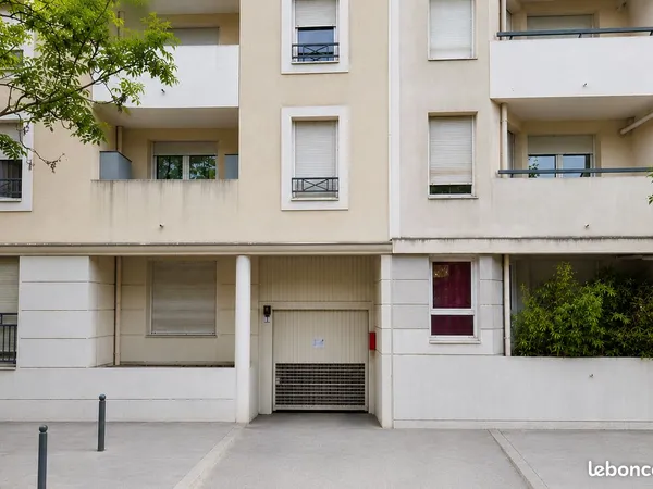 Garage fermé 13m2 - CHARPENNES