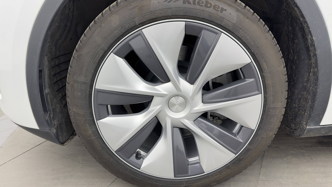 Tesla MODEL Y RWD — photo 9