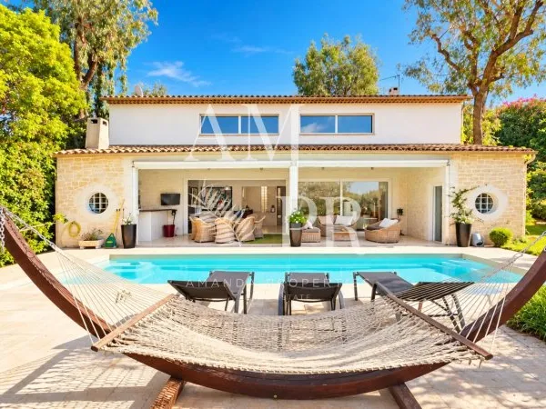 Cannes – Croix-des-Gardes | Villa d’Architecte Contemporaine de 210 m² au Cœur d’un Domaine Privé et
