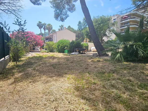 Bas de villa avec jardin privatif de 613 m² ? Fort potentiel !