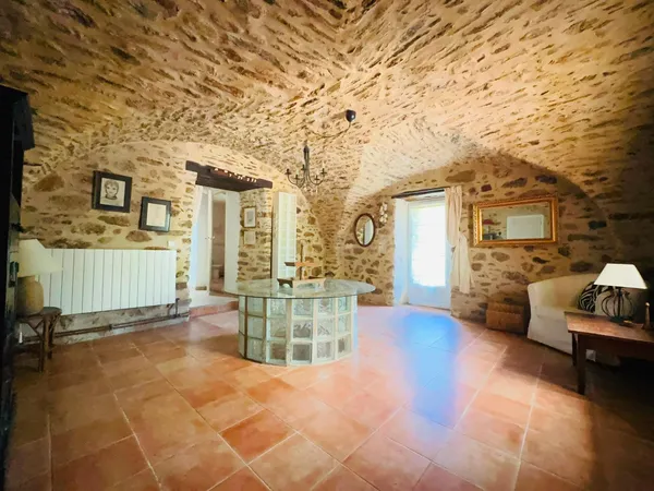 Une authentique maison en pierre aux volumes exceptionnels, dans un cadre naturel préservé au coeur 
