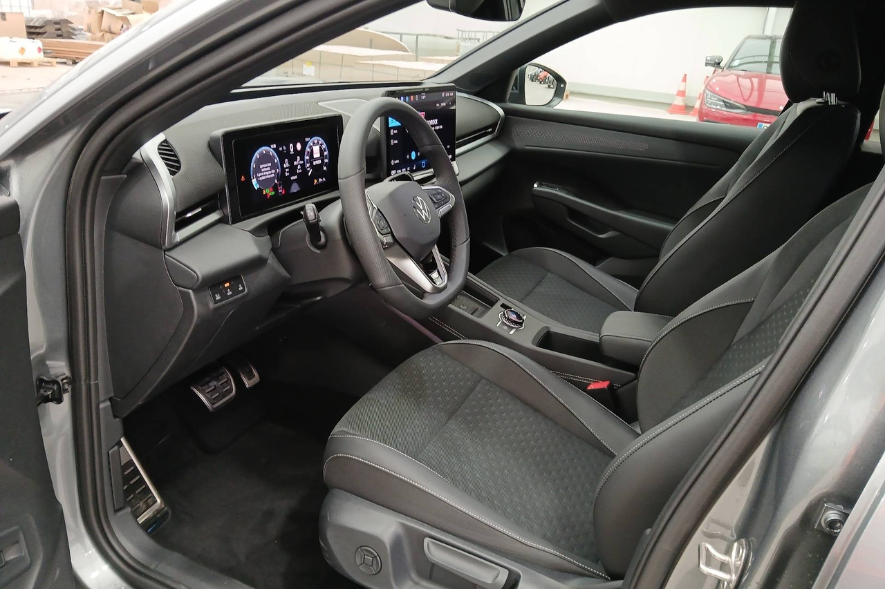 Volkswagen T-Roc — photo 11