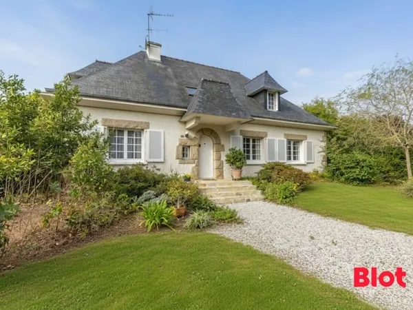 A VENDRE chez BLOT à MORDELLES proche du Centre Maison 5chs + 1 bureau 213m2 sur 1224m2 S/sol