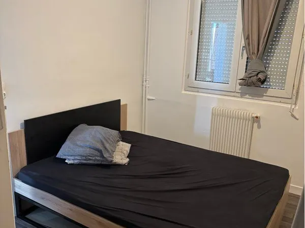 Grande chambre à Louer chez l'habitant