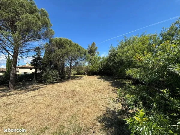 Terrain constructible dans un domaine privée avec vue sur le château