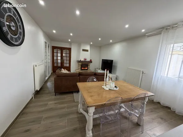 Maison entièrement rénovée avec véranda, jardin et garage 🏡