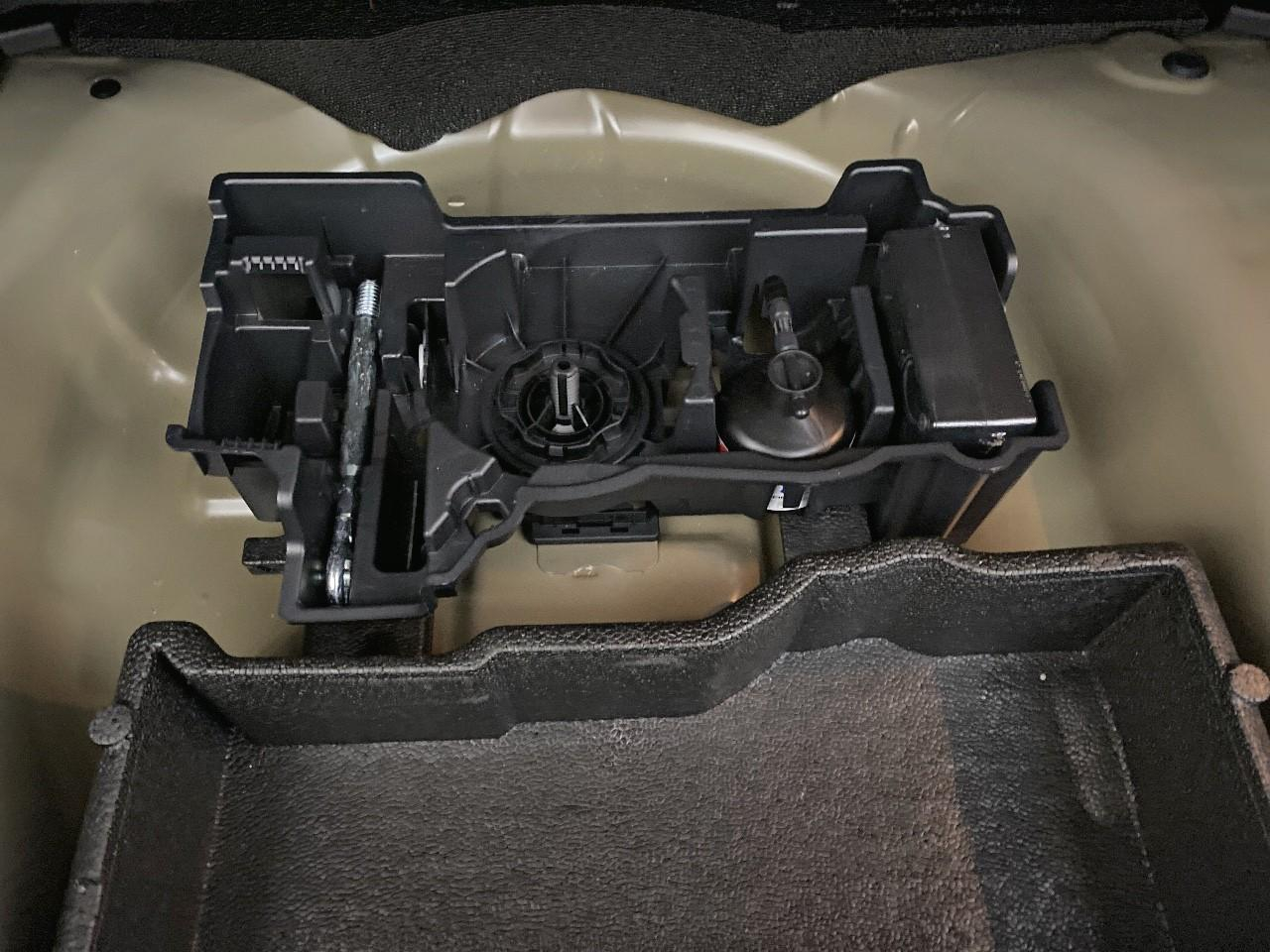 Peugeot 2008 hybrid 145 ch e-dcs6 allure — photo 16