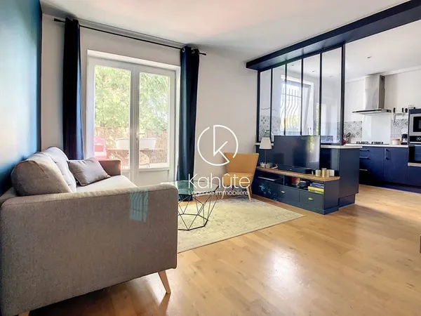 Appartement rénové avec gout de 86,40 m2 - 4 pièces, 3 chambres avec terrasse de 13,60m2 et cave de 