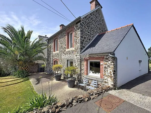 Étables-sur-Mer : Maison en pierre rénovée , extension contemporaine, 4 chambres et grand jardin.