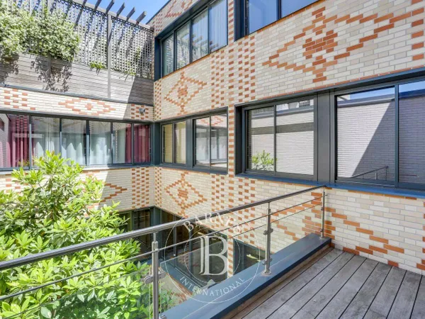 Maison 8 pièces 374 m²