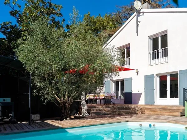 Maison Contemporaine Aux Prestations Raffinées, Entre Océan Et N