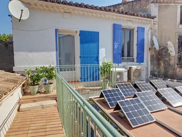 MOURIÈS, IMMEUBLE MIXTE DE 240 M² AVEC DEUX LOGEMENTS ET LOCAL COMMERCIAL .