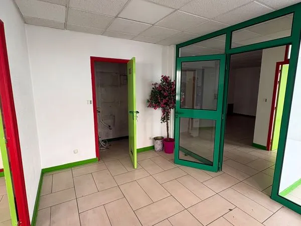 Local commercial 120 m² avec parking — Givors