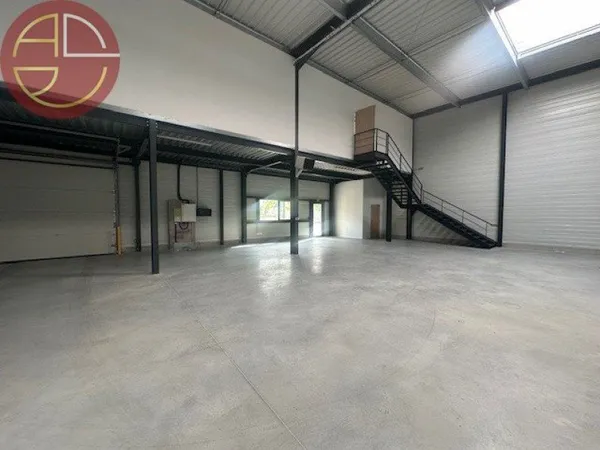 Entrepôt 673 m²