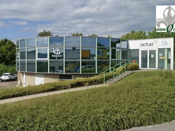 LOCAL COMMERCIAL DE 76,60 m² AVEC 3 PLACES DE PARKING