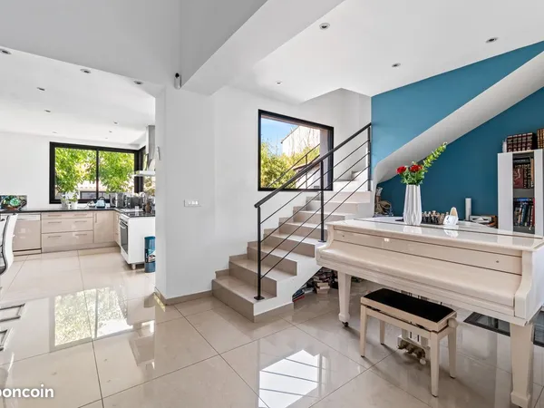 Maison contemporaine 224 m² avec dépendance, piscine et jardin
