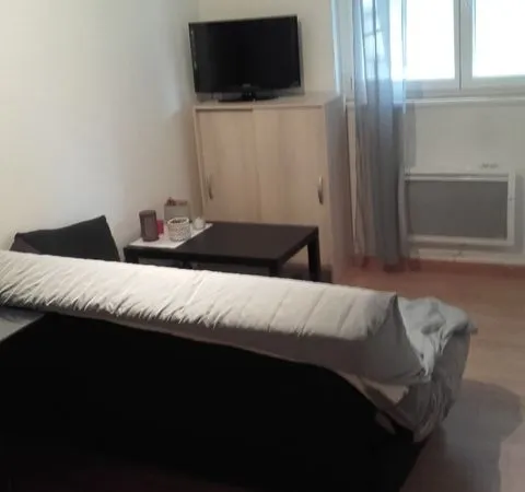 T2 avec meubles proche chambre de commerce, mairie C.V