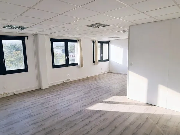 Bureau 50 m² tout compris Aubagne — élec, fibre, clim, parking fermé, alarme, taxe foncière incluses