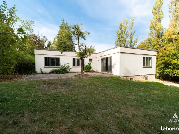 Villa sur les hauteurs dans son écrin de verdure