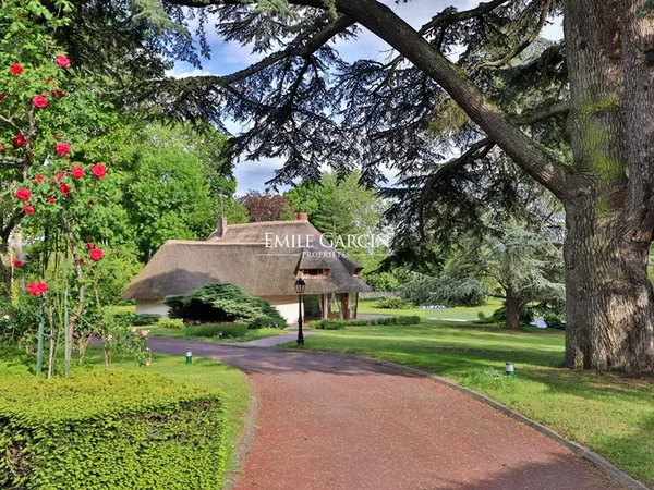 A vendre, proche de Vaux-Sur-Seine, maison contemporaine et son parc en bord de Seine