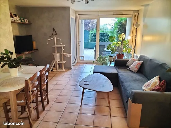 T2 avec terrasse, cave et place de parking