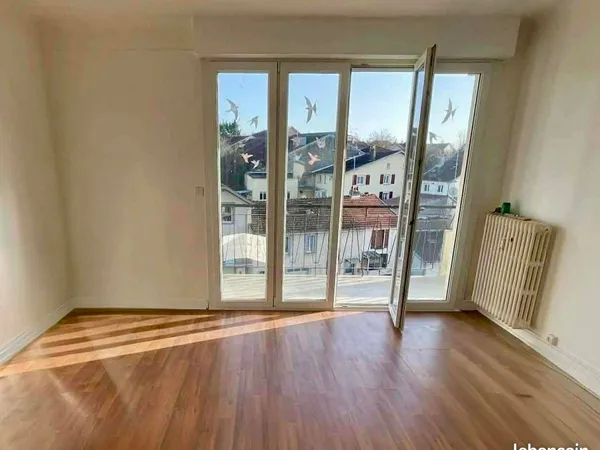 F3 avec grand balcon ensoleillé