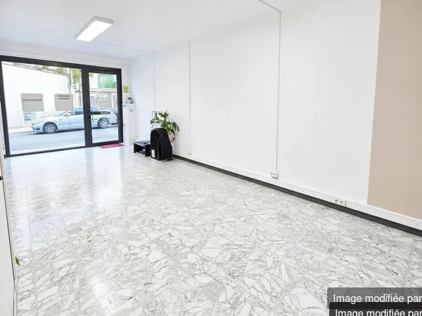 Emplacement premium en coeur de ville ? Local professionnel avec vitrine à louer