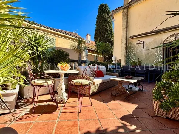 Maison de village, à quelques pas de la Place des Lices et du po