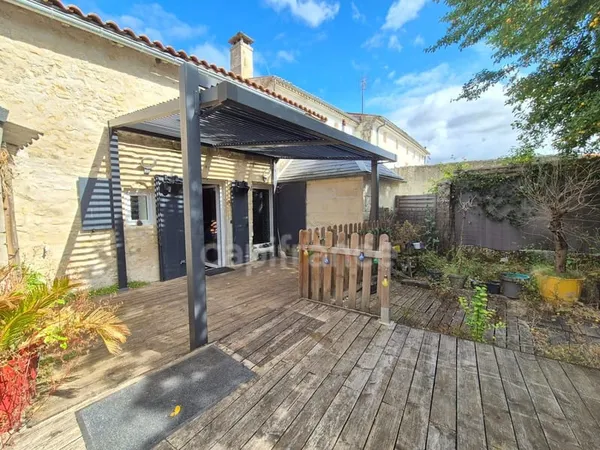 Maison 6 pièces PONS (17) - Centre ville - Piscine - Terrain de 167m²