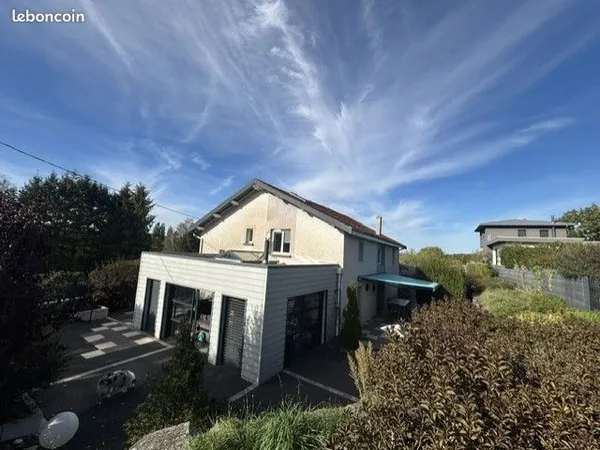 Maison familiale avec piscine - 215 m² - 4 chambres - terrain 1 157 m²