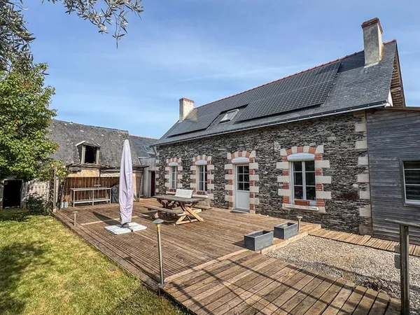 Belle maison ancienne familiale aux beaux volumes avec dépendance et double garage, à 10 min d'Anger