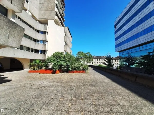 Local tertiaire rénové et sécurisé, 69m² et parking RDC (option 20 000 ) - Bordeaux Centre [Direct P