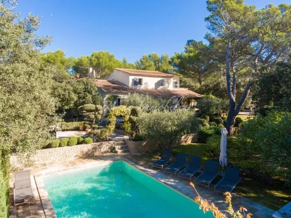 A vendre, proche L'isle sur Sorgue et Golf de Saumane, spacieuse villa piscine et jardin
