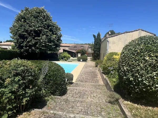 Maison en Pierre de 260m², piscine, cuisine d'été....