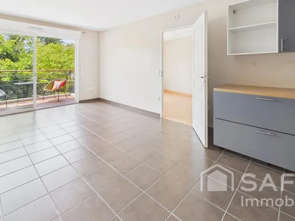 Très bel appartement Une chambre, avec balcon parking et ascenseur.
