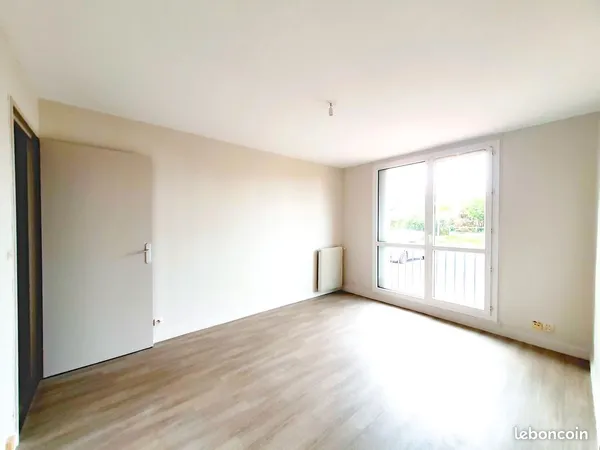 T3 de 55 m² - refait à neuf - séjour avec balcon