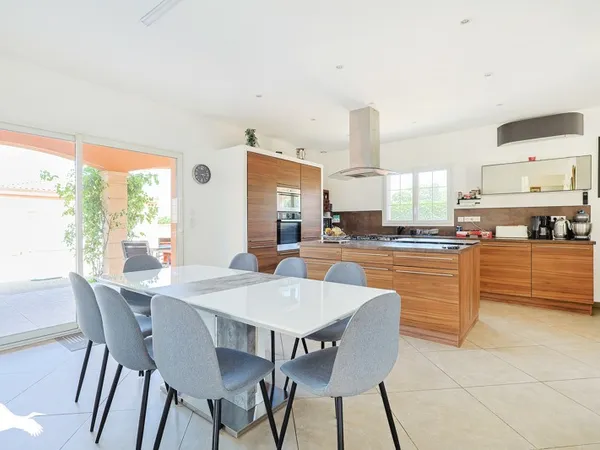 Maison 6 pièces 218 m²