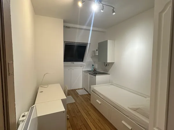 Loue studette refait à neuf 13m² - Paris 7ème