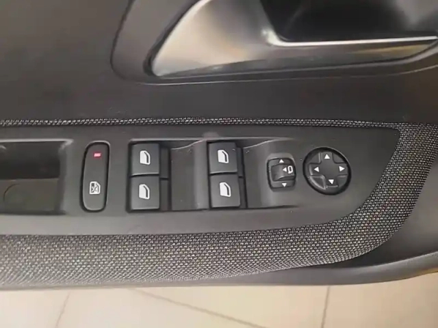 Peugeot 208 puretech 75 s&amp;s bvm5 — photo 24