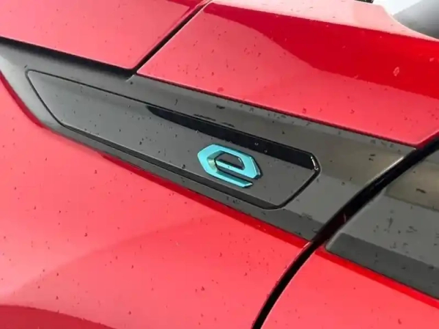 Peugeot 2008 e- 136ch gt — photo 6