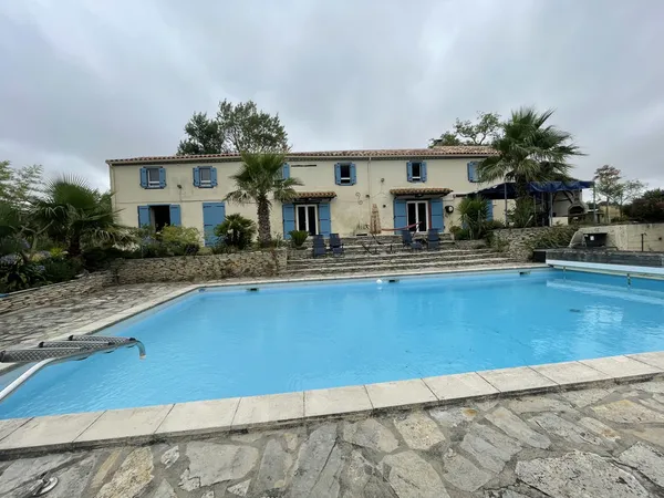 A vendre demeure d'exception, avec grand jardin, bois et piscine