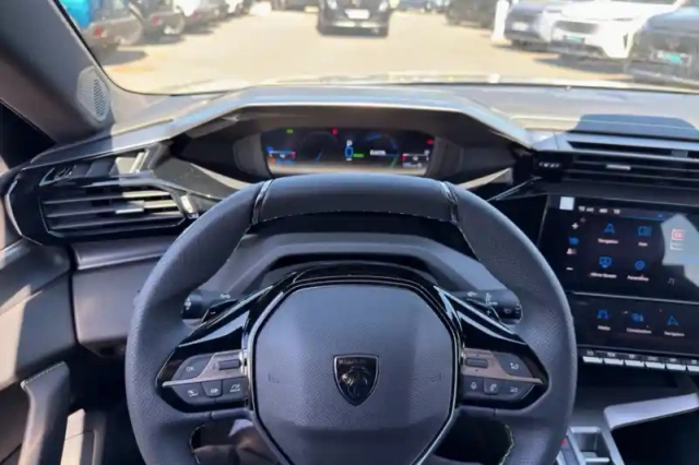 Peugeot 408 plug-in hybrid 225 ch e-dcs7 — photo 17