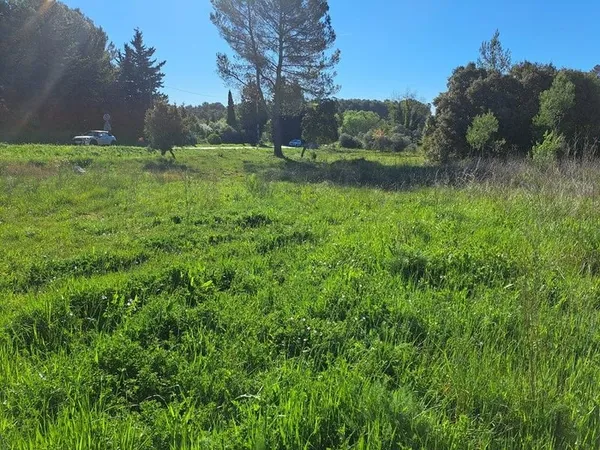 Terrain 330 m²